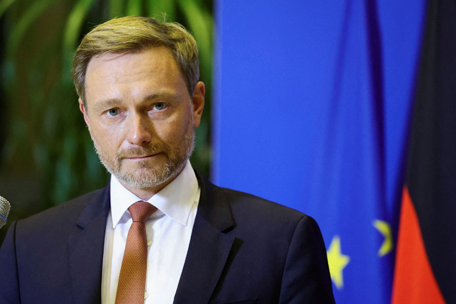 এএফডির দাবির বিরোধিতা করেছেন জার্মানির অর্থমন্ত্রী ক্রিশ্চিয়ান লিন্ডনার। তিনি জানিয়েছেন, ইউরোপীয় ইউনিয়নের একক বাজার জার্মানির জন্য ‘অত্যন্ত গুরুত্বপূর্ণ’। তাই জার্মানি ইউরোপীয় জোট থেকে বেরিয়ে এলে দেশের অর্থনীতি ধ্বংস হয়ে যাবে।