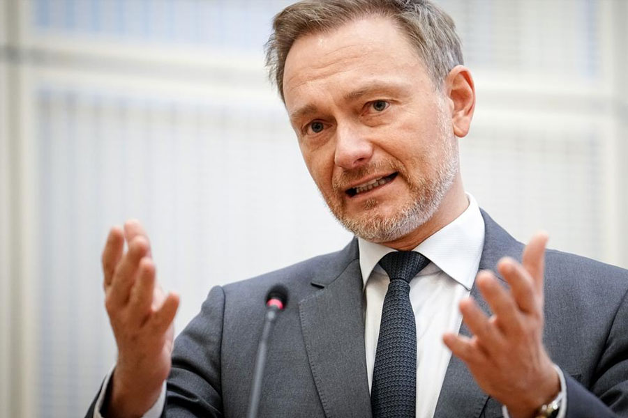 ইউরোপের মধ্যে বৃহত্তম অর্থনৈতিক কাঠামো রয়েছে জার্মানির। কিন্তু ইউরোপীয় জোট থেকে বেরিয়ে এলে রফতানি-নির্ভর জার্মানির জন্য তা খারাপ হবে বলে দাবি করেছেন অর্থমন্ত্রী ক্রিশ্চিয়ান।