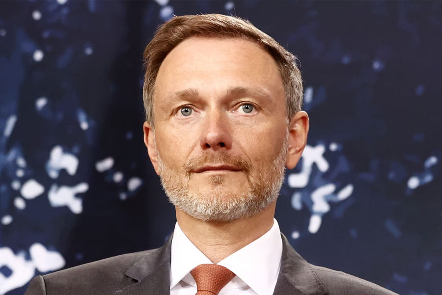 ক্রিশ্চিয়ানের কথায়, ‘‘এটি আমাদের অর্থনীতিকে ধ্বংস করবে। এই কারণেই সাধারণ মানুষকে আমাদের বোঝাতে হবে যে, কেউ সরকারি নীতির সঙ্গে সহমত পোষণ করতে না-ই পারেন। তবে সম্পূর্ণ ব্যবস্থা পাল্টে ফেলার কোনও অর্থ হয় না। আমাদের উন্নতি যে নীতির উপর ভিত্তি করে, তা-ও পরিবর্তন করার কোনও কারণ নেই।’’