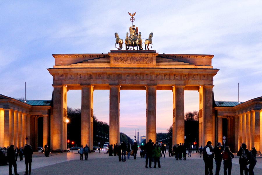 জার্মানি রাজনৈতিক এবং ব্যবসায়িক মহলের একাংশের দাবি, এএফডির দৃষ্টিভঙ্গি জার্মানির অর্থনীতিতে বিপর্যয় ডেকে আনতে পারে।