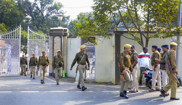 প্রায় সাত ঘণ্টা তল্লাশির পরে তাঁকে গ্রেফতার করা হয়। তার আগে রাজভবনে গিয়ে মুখ্যমন্ত্রীর পদ থেকে ইস্তফা দেন হেমন্ত।