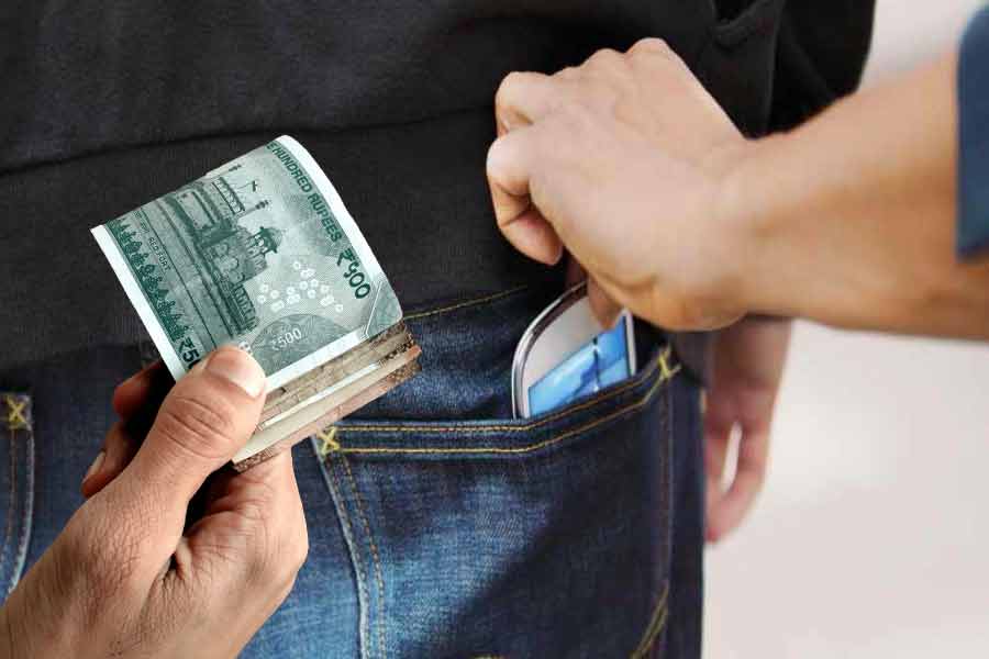 কাজ মোবাইল চুরি। কিন্তু দুই ছিনতাইবাজকে গ্রেফতার করে হতবাক পুলিশ। এ তো রীতিমতো ‘চাকরি’। বেতনও রীতিমত ভাল।