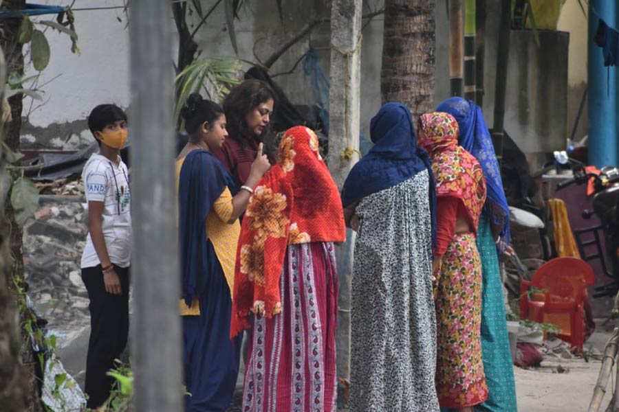 মহিলা কমিশনের প্রতিনিধি দলের সঙ্গে কথা বলছেন সন্দেশখালির মহিলারা।