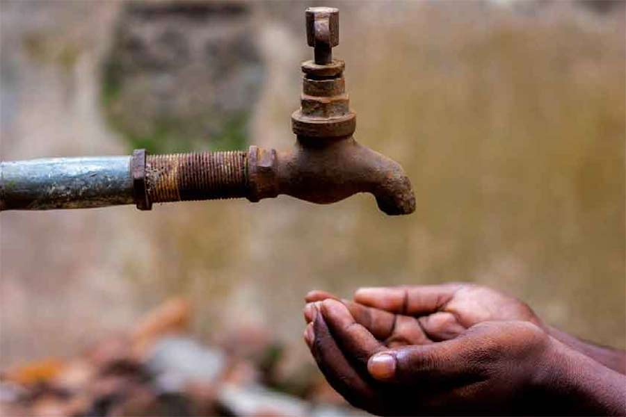 Crisis of water at Murshidabad District Berhampore area's Haridasmati region, seeks help from administration