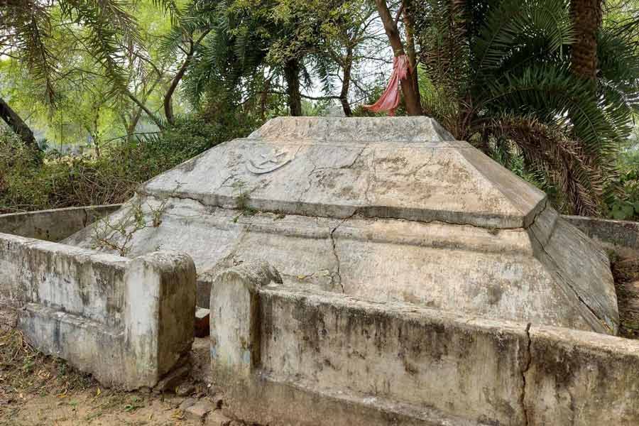 পীর কেরওয়ানী শাহ আবদুল্লা সাহেবের মাজার।