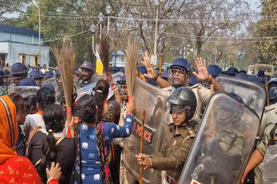 ঝাঁটা হাতে প্রতিবাদে পথে নামল বিজেপি। 
