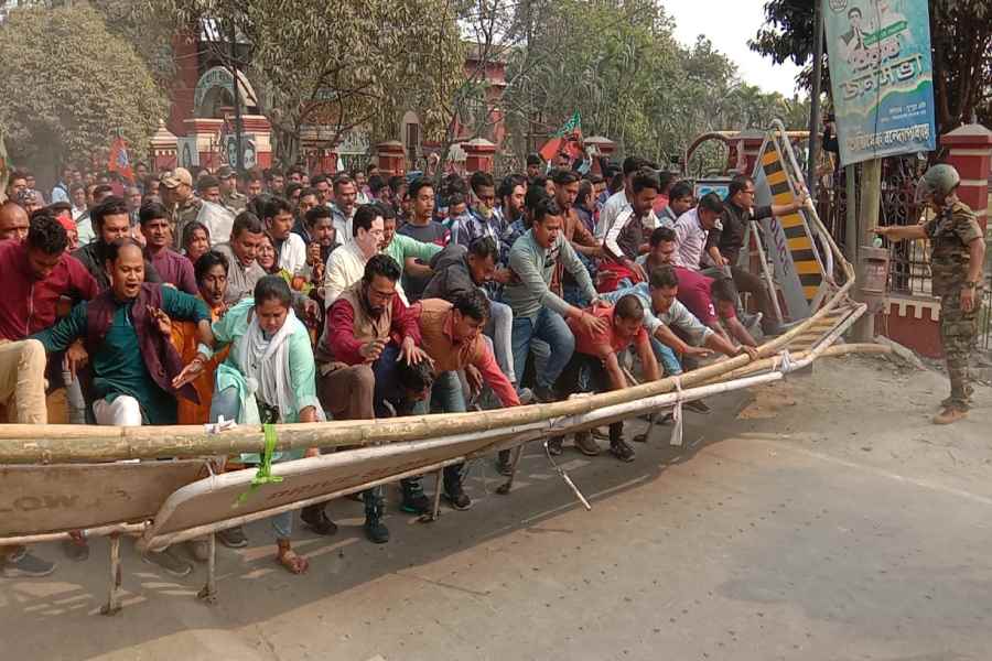 কোচবিহারে পুলিশের দেওয়া প্রথম ব্যারিকেড ভাঙছেন বিজেপি কর্মী, সমর্থকেরা। 