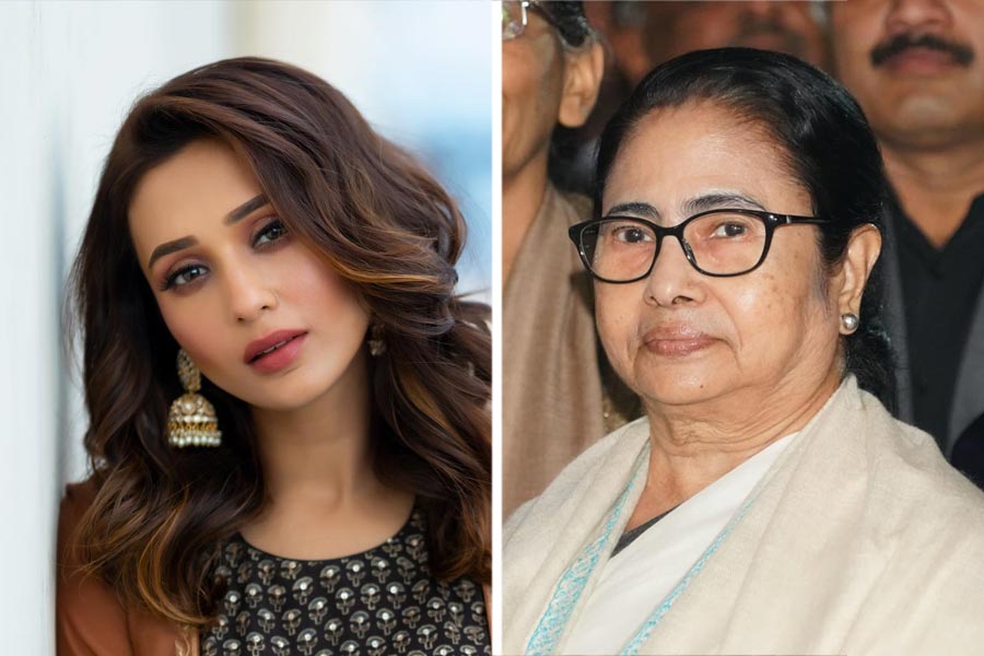 কারণ, মিমি প্রাথমিক ভাবে ইস্তফাপত্র দলনেত্রীর কাছে দিয়েছেন। এখনও সংসদে তাঁর পদত্যাগের চিঠি যায়নি। তৃণমূল তাঁকেও আটকে দেয় কি না, তা অবশ্য ভবিষ্যৎ বলবে।