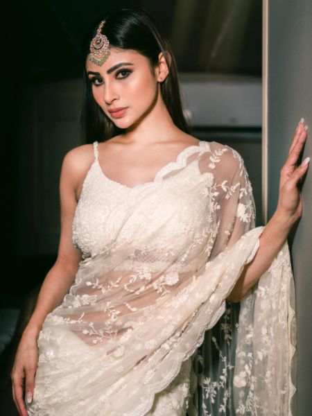 7 attractive and sizzling saree looks of Mouni Roy dgtl