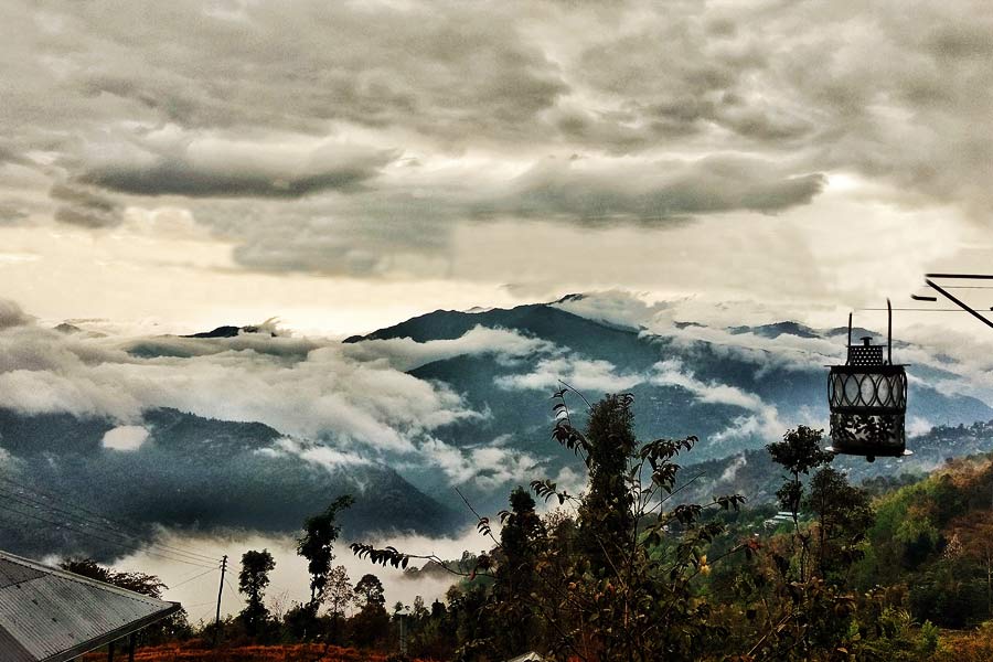 তবে শুক্রবার থেকে আর কোথাও বৃষ্টির পূর্বাভাস নেই। দার্জিলিং এবং কালিম্পঙের পাহাড়ি এলাকায় কিছুটা বৃষ্টি হতে পারে। 