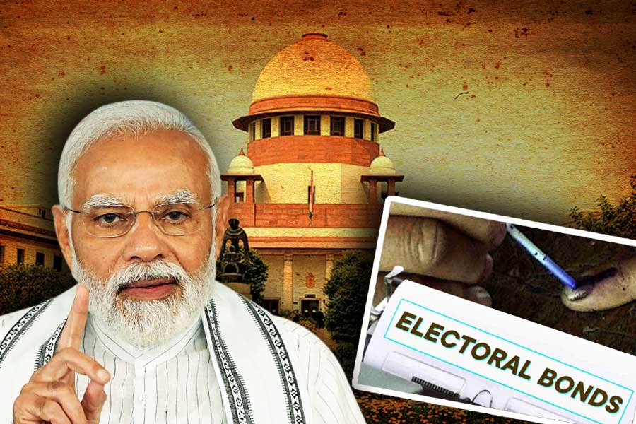 কিন্তু তাঁর ছেলে, লোকসভা সাংসদ কার্তি চিদম্বরমের মতে, বিজেপি নির্বাচনী বন্ডের চাঁদার বেশির ভাগই পকেটে পুরে ফেলল। তা হলে আর সমান সুযোগ কোথায় হল!