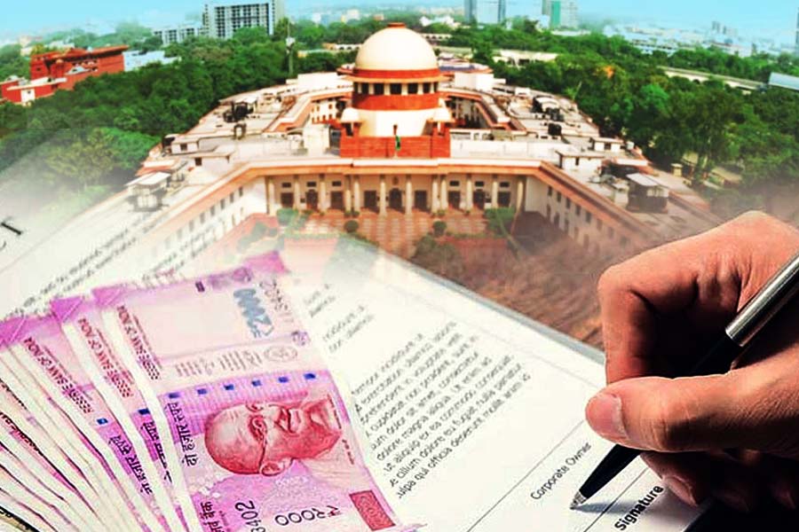 এমনকি, কেন্দ্রীয় সরকারেরই আইন মন্ত্রক ওই খসড়ায় বেশ কিছু পরিবর্তন চেয়েছিল। কিন্তু এই সমস্ত আপত্তি অগ্রাহ্য করেই নরেন্দ্র মোদী সরকার ২০১৭-১৮ অর্থ বছরে নির্বাচনী বন্ড চালু করেছিল।