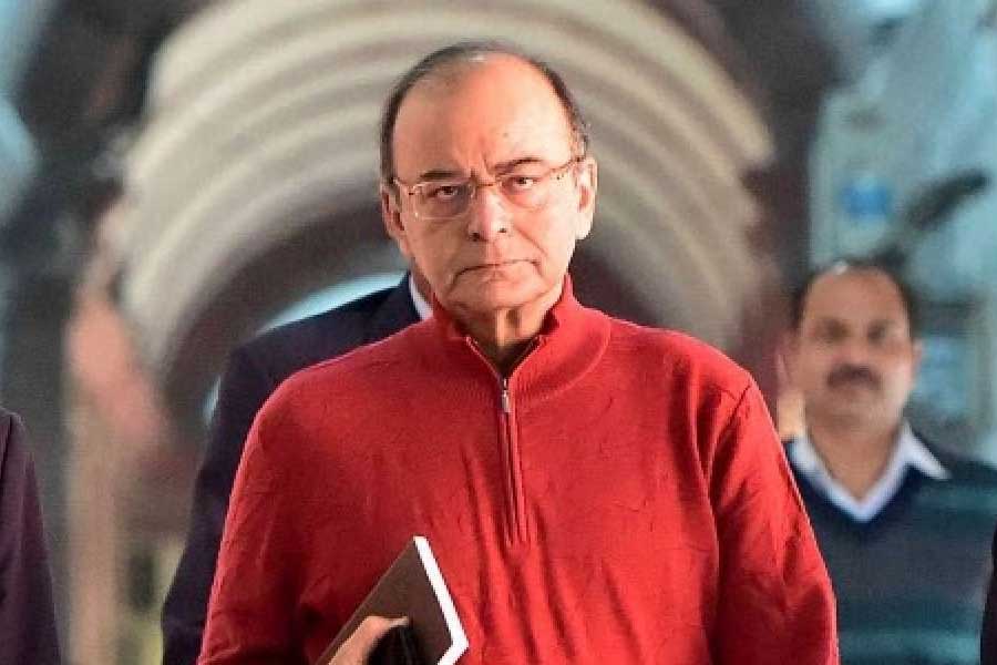 এক জন ব্যক্তি ২০০০ টাকার বেশি নগদে চাঁদা দিতে পারবেন না বলেও জেটলি ঊর্ধ্বসীমা বেঁধে দেন। 