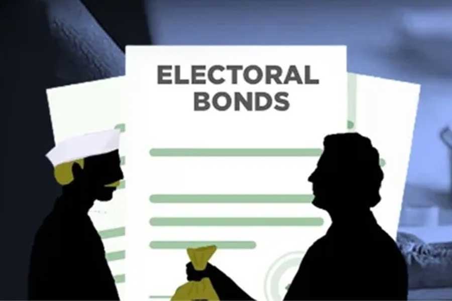 কিন্তু অর্থ মন্ত্রকের অনেক কর্তারই তখন মনে হয়েছিল, বন্ডের মাধ্যমে বেসরকারি সংস্থা গোপনে চাঁদা দিয়ে সরকারের থেকে সুবিধা আদায় করে নিতে পারে।