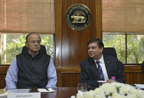 অর্থ মন্ত্রকের কর্তারা বলছেন, রিজ়ার্ভ ব্যাঙ্কের গভর্নর উর্জিত পটেল শেষ বেলায় বেঁকে বসেছিলেন। তাঁর মত ছিল, কোনও ব্যাঙ্কের বদলে রিজ়ার্ভ ব্যাঙ্কের নির্বাচনী বন্ড বাজারে ছাড়া উচিত। 