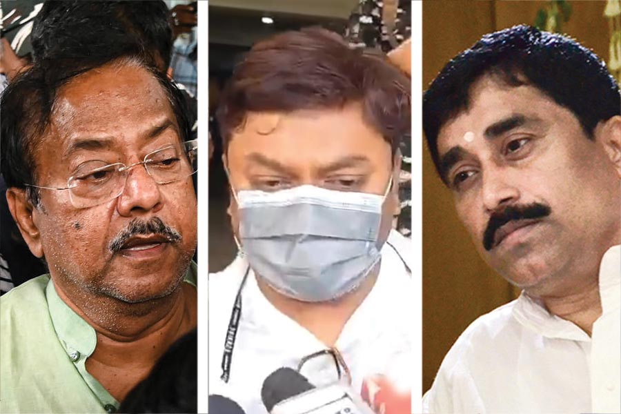 রাজ্যের ধৃত মন্ত্রী জ্যোতিপ্রিয় মল্লিক (বালু)-এর টাকা শঙ্কর আঢ্যকে পৌঁছে দিতেন বিশ্বজিৎ দাস! রেশন বণ্টন দুর্নীতি মামলার তদন্তে নেমে এমনটাই দাবি করেছে কেন্দ্রীয় তদন্ত সংস্থা ইডি। 