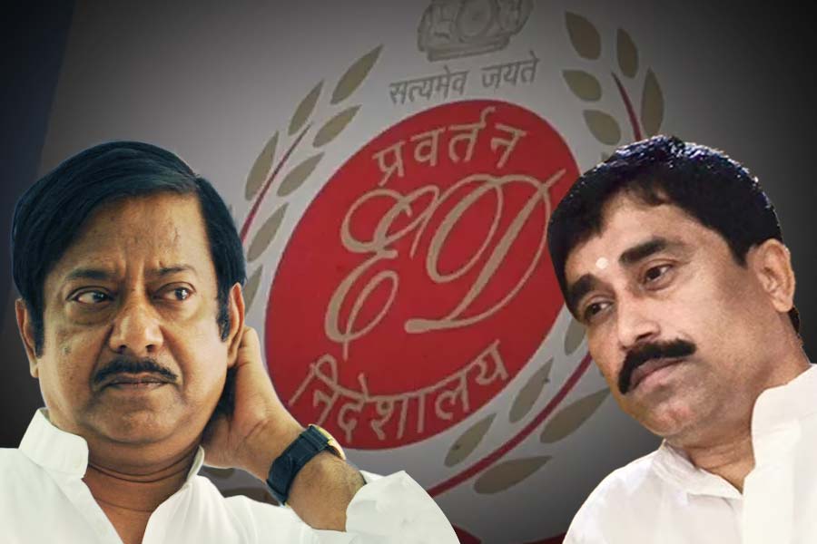 ইডির দাবি, শঙ্করের কাছে বালুর যে টাকা পৌঁছত, তা হাওয়ালার মাধ্যমে বিদেশি মুদ্রায় বদলে ফেলা হত। পাচার করে দেওয়া হত দুবাইয়ে। সেই কাজেও প্রত্যক্ষ ভাবে সহযোগিতা করতেন বিশ্বজিৎ। 