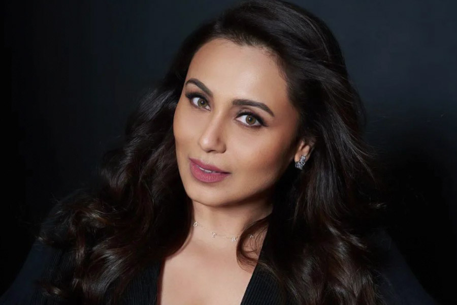 কানাঘুষো শোনা যায়, ‘দিল সে..’ ছবিতে প্রীতির চরিত্রের বুনন মনে ধরেনি রানির। তিনি মনে করেছিলেন এই চরিত্রটি আরও জীবন্ত করে তোলা যেতে পারত। সে কারণেই শাহরুখের বিপরীতে অভিনয়ের সুযোগ পেয়েও তা হাতছাড়া করেন অভিনেত্রী।