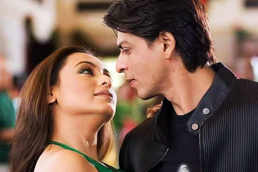 ‘দিল সে..’ ছবিতে শাহরুখের সঙ্গে অভিনয় করতে না পারলেও পরে বলিউডের ‘বাদশা’র সঙ্গে ‘কুছ কুছ হোতা হ্যায়’, ‘পহেলি’, ‘চলতে চলতে’, ‘কভি অলবিদা না কহে না’র মতো একাধিক হিন্দি ছবিতে অভিনয় করেছিলেন রানি।