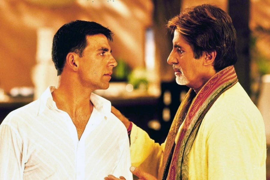 ২০০৫ সালে বিপুল অম্রুতলাল শাহের পরিচালনায় প্রেক্ষাগৃহে মুক্তি পায় ‘ওয়াক্ত: দ্য রেস এগেনস্ট টাইম’। এই ছবিতে অভিনয় করতে দেখা যায় অমিতাভ বচ্চন, অক্ষয় কুমার, শেফালি শাহ, প্রিয়ঙ্কা চোপড়া, বোমান ইরানি এবং রাজপাল যাদবের মতো বলি তারকাকে।