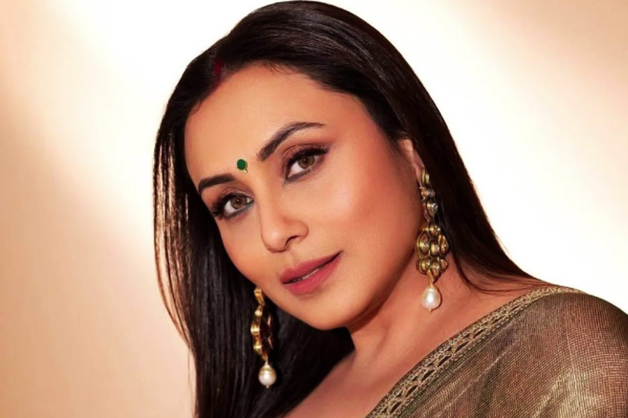 বলিপাড়া সূত্রে খবর, ‘ওয়াক্ত: দ্য রেস এগেনস্ট টাইম’ ছবিতে অক্ষয়ের বিপরীতে অভিনয়ের প্রস্তাব প্রথমে দেওয়া হয়েছিল রানিকে। কিন্তু এই ছবিতে অভিনয় করতে চাননি রানি। 