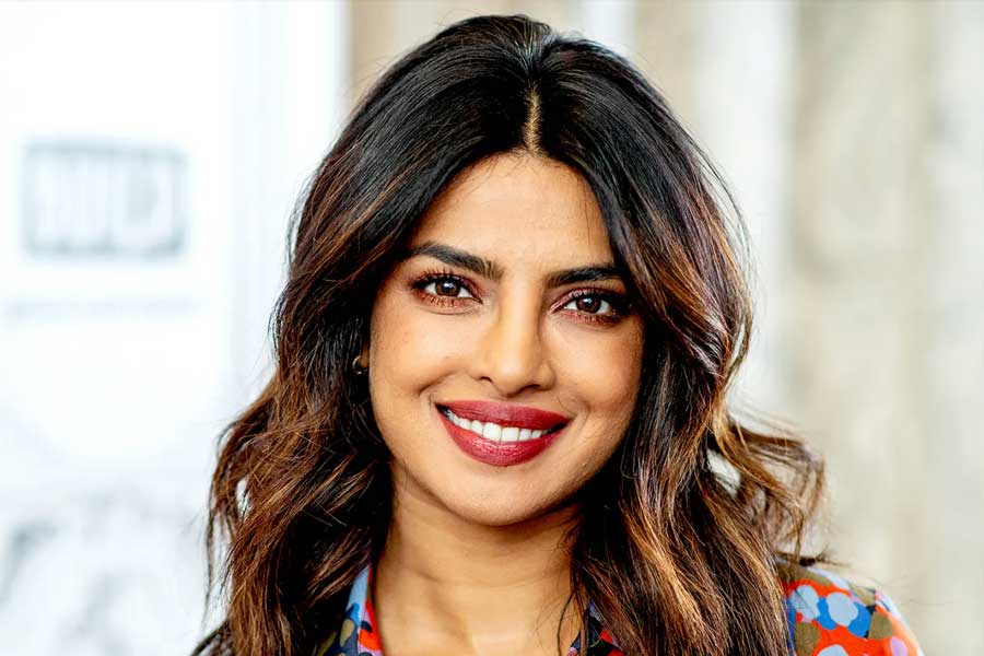 শুধুমাত্র ‘ওয়াক্ত: দ্য রেস এগেনস্ট টাইম’ নয়, আরও একটি হিন্দি ছবিতে রানি অভিনয় করতে না চাইলে সেই চরিত্রে অভিনয় করেন প্রিয়ঙ্কা। এমনকি সেই চরিত্রে অভিনয় করে আন্তর্জাতিক ক্ষেত্রেও প্রশংসা পেয়েছিলেন অভিনেত্রী।