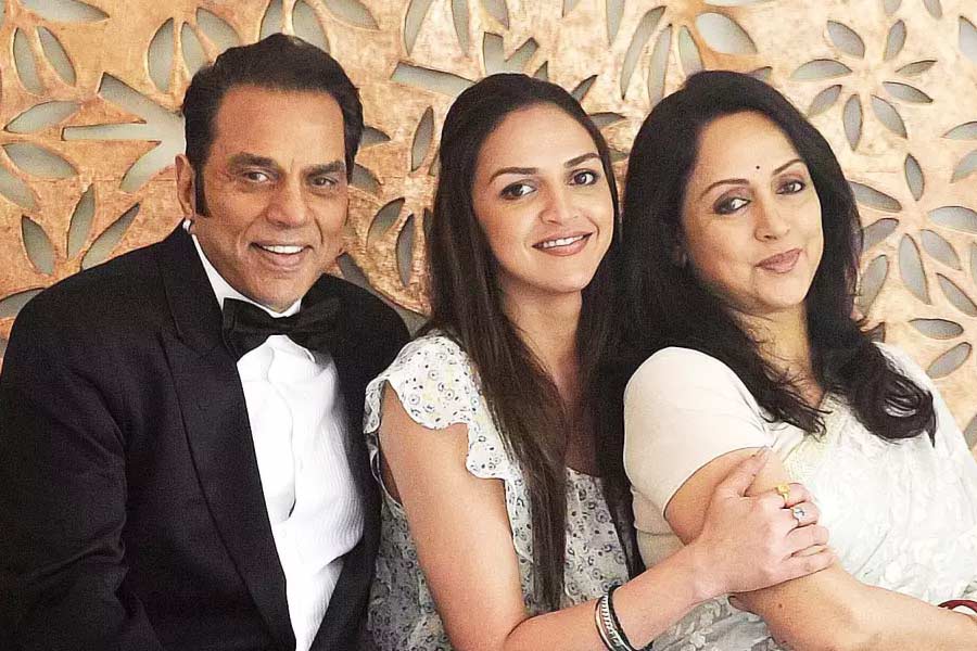 Dharmendra wants daughter esha deol to re think about her separation