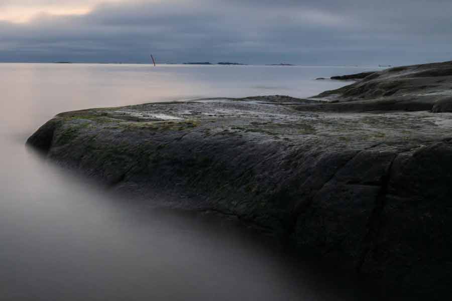 গবেষকেরা জানিয়েছেন, অনেক সময় হিমবাহ পলি সঞ্চয় করে সমুদ্রগর্ভে প্রাচীর তৈরি করে। সুনামির সময় ঢেউয়ের সঙ্গে বালি, পলি ভেসে এসে জমা হয় সমুদ্রগর্ভে। তাতেও প্রাচীর তৈরি হতে পারে। কিন্তু বাল্টিক উপসাগরের প্রাচীরটি সে ভাবে তৈরি হয়নি।