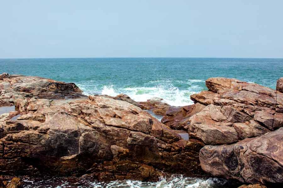 বিশাল প্রাচীরের অদূরে ছিল অন্য একটি প্রাচীর। গবেষকেরা মনে করছেন, দ্বিতীয় ওই প্রাচীর সমুদ্রের পলির নীচে চাপা পড়ে গিয়েছে।