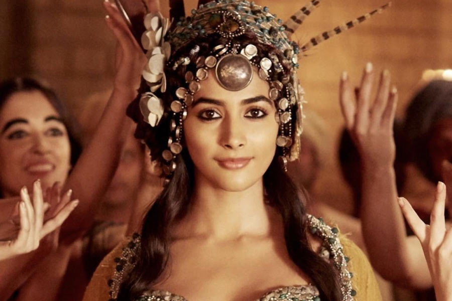 হিন্দি ফিল্মজগতেও পরিচিতি তৈরির পরিকল্পনা করেছিলেন পূজা। ২০১৬ সালে মুক্তিপ্রাপ্ত ‘মহেঞ্জোদরো’ নামের হিন্দি ছবিতে অভিনয় করতে দেখা যায় পূজাকে।