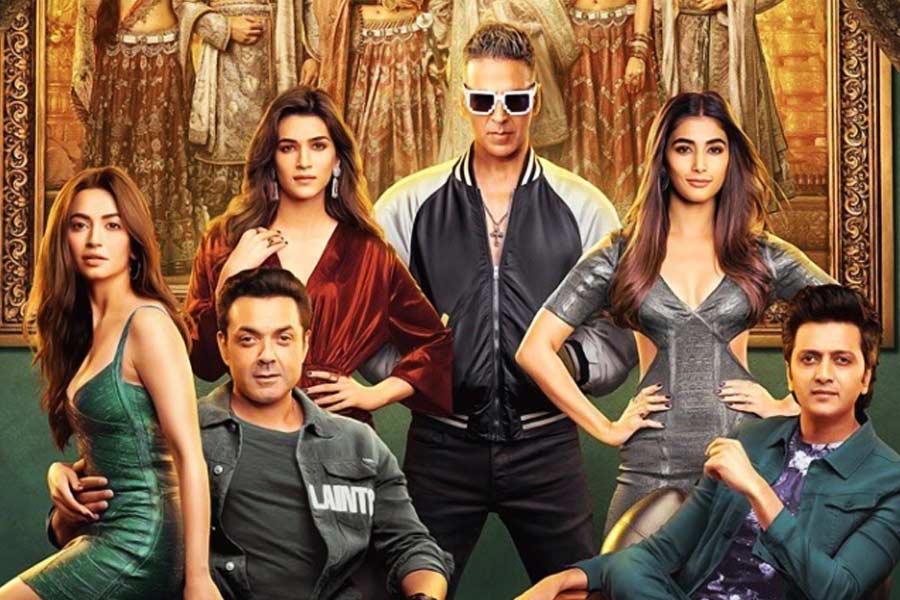 ‘হাউসফুল ৪’ ছবিতে পূজার পাশাপাশি অভিনয় করেছিলেন অক্ষয় কুমার, ববি দেওল, কৃতি শ্যানন, রীতেশ দেশমুখ, কৃতি খারবান্দার মতো তারকারা। তারকাসমন্বিত ছবি হিট করার ফলে পূজার কেরিয়ারে ‘একক হিট’ হিসাবে যোগ হতে পারেনি ছবিটি।