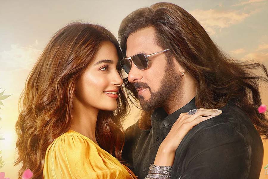 বলিপাড়ার প্রথম সারির অভিনেতা সলমন খানের সঙ্গেও জুটি বেঁধে অভিনয় করেন পূজা। ২০২৩ সালে প্রেক্ষাগৃহে মুক্তি পায় ‘কিসি কা ভাই কিসি কি জান’। এই ছবিতে সলমনের সঙ্গে অভিনয় করেন পূজা। এই ছবিটিও বক্স অফিসে ব্যর্থ হয়।