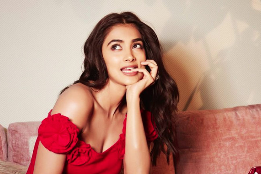 বলিপাড়া সূত্রে খবর, ছবিপ্রতি অভিনয় করতে চার কোটি টাকা পারিশ্রমিক নেন পূজা।