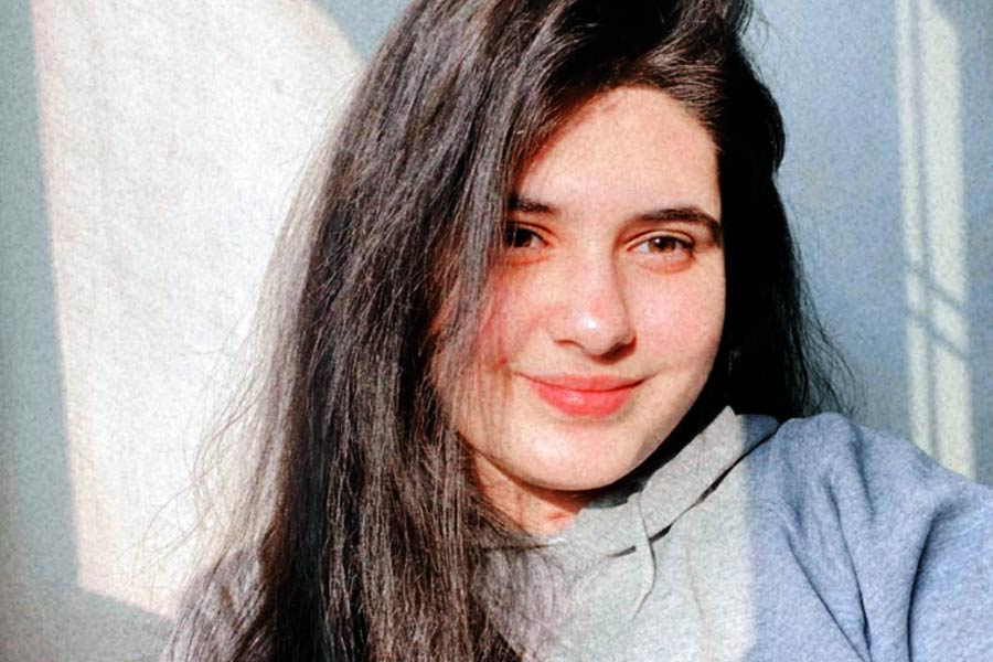 পড়াশোনার পাশাপাশি তিন বছর মডেলিং করেছিলেন সুহানি। তার পর ‘দঙ্গল’ ছবিতে অভিনয়ের প্রস্তাবে রাজি হয়ে যান সুহানির বাবা-মা। মাত্র ১০ বছর বয়সে বড় পর্দায় প্রথম অভিনয় করেছিলেন সুহানি।