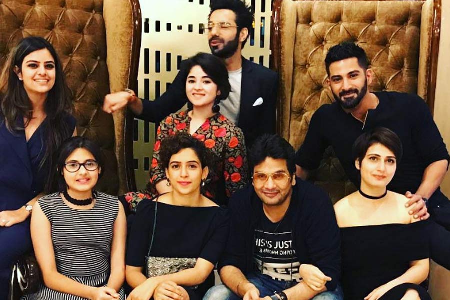 বলিপাড়ায় কানাঘুষো শোনা যায়, ‘দঙ্গল’ ছবির শুটিংয়ের জন্য স্কুল থেকে টানা ছ’মাসের ছুটি নিয়েছিলেন সুহানি। সেই সময় আমিরের বাড়িতে ছবির অন্যান্য সহ-অভিনেত্রীদের সঙ্গেই থেকেছিলেন তিনি।