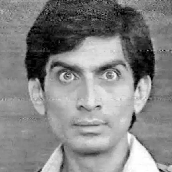 কলেজে পড়াকালীন থিয়েটার শুরু করেন মোহন। মরাঠি ভাষায় থিয়েটারে অভিনয় করতেন তিনি। খুব কম সময়ের মধ্যে অভিনয়দক্ষতার মাধ্যমে থিয়েটারজগতে নিজের পরিচিতি তৈরি করে ফেলেন মোহন।