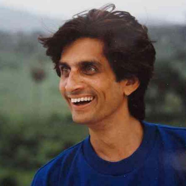 ১৯৮০ সালে হিন্দি ফিল্মজগতে পা রাখেন মোহন। ‘স্পর্শ’ ছবিতে একটি ছোট চরিত্রে অভিনয় করেন তিনি। কিন্তু তার মধ্যেই বলিপাড়ার ছবিনির্মাতাদের নজর কেড়ে নেন তিনি।