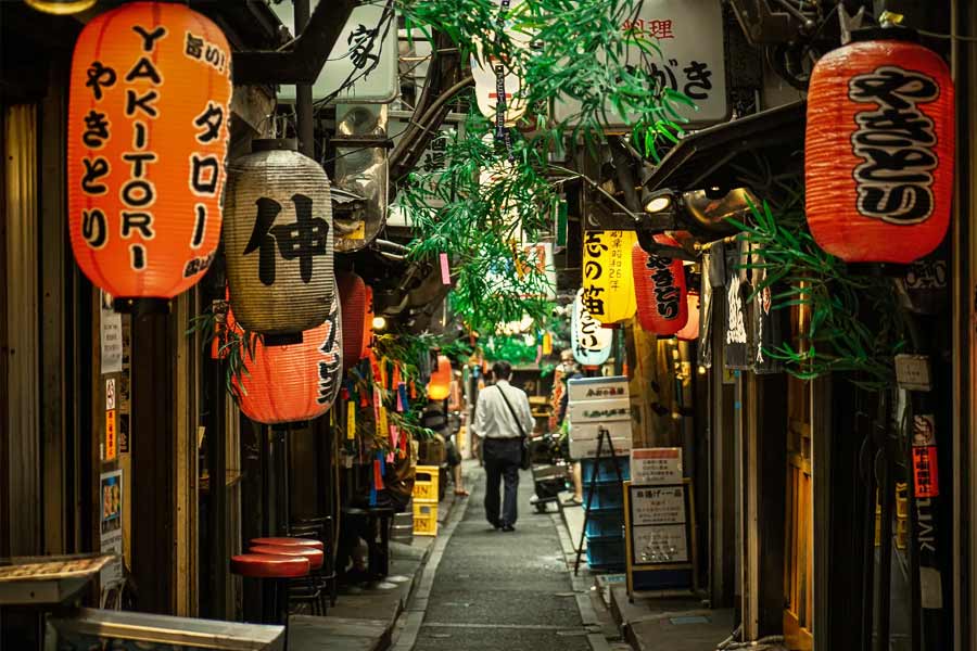 ক্রমশ পিছিয়ে পড়া ‘উদীয়মান সূর্যের দেশ’-এর অর্থনীতি মন্দার মুখোমুখি হয়েছে বলে মনে করা হচ্ছে। বিশ্ব অর্থনীতির তালিকায় ক্রমশ নীচের দিকে নেমে চলেছে দেশটি।