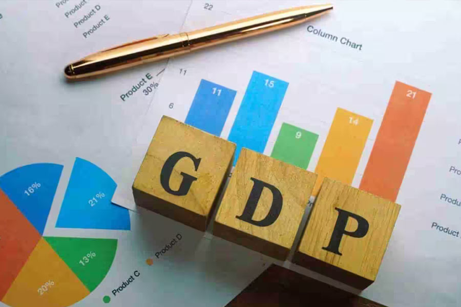 দেশে উৎপন্ন পণ্য এবং উৎপাদনের মোট মূল্য নিয়ে জিডিপি তৈরি হয়। কোনও দেশের জিডিপি পর পর দু’টি ত্রৈমাসিকে আগের চেয়ে কমলে দেশটি মন্দার দিকে এগিয়ে যাচ্ছে বলে ধরে নেওয়া হয়।