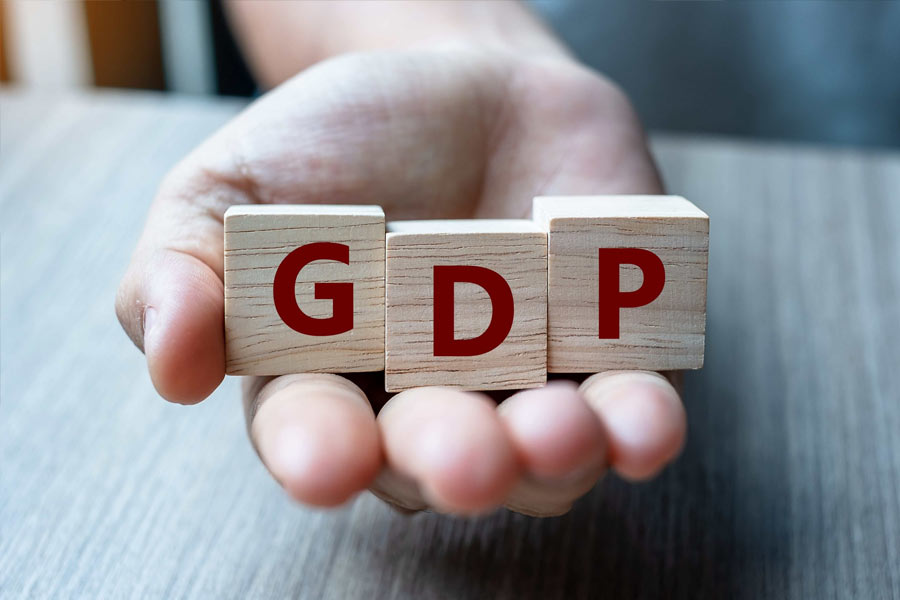 কোনও দেশের জিডিপি কেন হঠাৎ পড়তে শুরু করে? কেন মন্দা হয়? বিশেষজ্ঞদের মতে, দেশের মানুষ যখন কম টাকা খরচ করতে শুরু করেন, তখনই দেশটির অর্থনীতি নড়বড়ে হয়ে পড়ে।