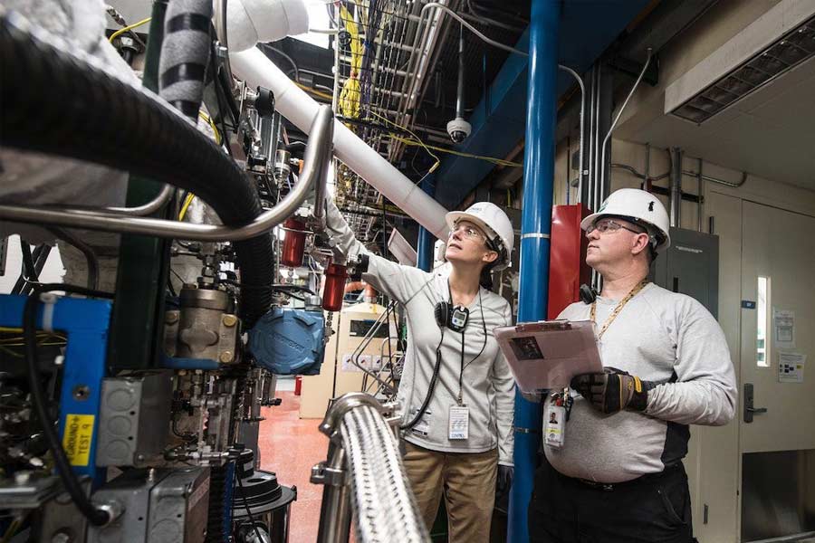 জাপানের ক্ষেত্রে কী হয়েছে? বিশেষজ্ঞেরা জানাচ্ছেন, জাপানের অর্থনীতি গত কয়েক দশকে তার প্রতিযোগী মনোভাব হারিয়ে ফেলেছে। সেখানে কমে গিয়েছে পণ্য উৎপাদন ক্ষমতাও।