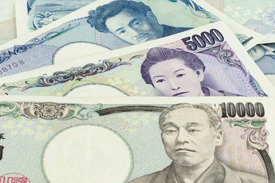 ডলারের সাপেক্ষে জাপানি মুদ্রা ইয়েনের মূল্য কমে যাওয়াও সেখানে অর্থনৈতিক মন্দার অন্যতম কারণ। বিশ্ব অর্থনীতিতে জিডিপি ডলারেই গোনা হয়ে থাকে।