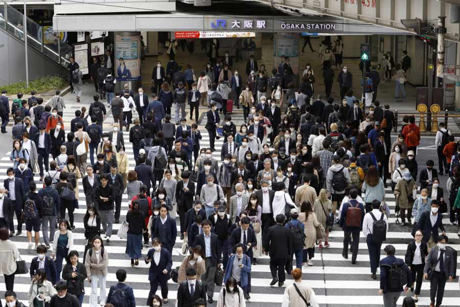 জাপানের জনসংখ্যায় সম্প্রতি আরও বড় একটি সমস্যা দেখা দিয়েছে। জনসংখ্যার গড় বয়স বেড়ে গিয়েছে। যা দেশের অর্থনীতির পক্ষে ভাল খবর নয়।