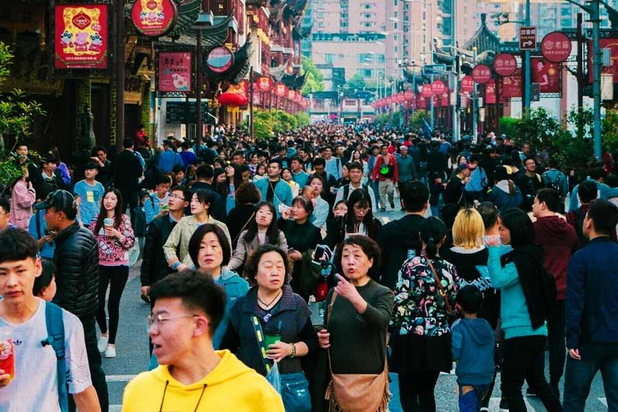 চিনের সঞ্চয়ী জনগণ খরচ করতে ভয় পাচ্ছে। তাই সেখানে কেনাবেচার হার কমেছে। যা সার্বিক ভাবে দেশের জিডিপি তথা অর্থনীতিকে ক্ষতিগ্রস্ত করছে।