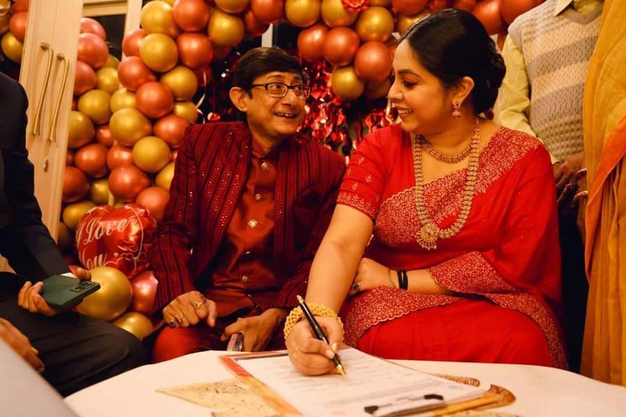 একে অপরের হলেন দু’জনে।