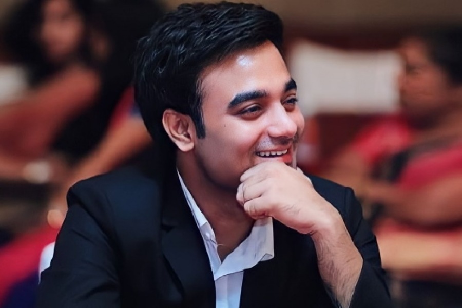 দিনমজুরের কাজ করতেন বাবা। কাজ না পেলে অস্থায়ী চায়ের দোকানও দিতেন কখনও-সখনও। সেই দোকানেই বাবাকে সাহায্য করত ছেলেটি। গরম চায়ের কাপ হাতে নিয়ে পৌঁছে দিত ক্রেতাদের হাতে। চায়ের দোকানে কাজ করা সেই ছেলেই আজ দেশের একজন আমলা। আইএএস অফিসার। 