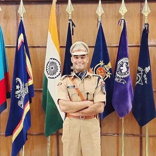 ২০১৮ সালে পরীক্ষায় পাশ করে ইন্ডিয়ান রেলওয়ে ট্র্যাফিক সার্ভিসে (আইআরটিএস)-এ সুযোগ পেয়েছিলেন। ২০১৯ সালে আবার পরীক্ষা দিয়ে আইপিএস হওয়ার সুযোগ পান। কিন্তু হিমাংশু ঠিক করে নিয়েছিলেন, তিনি দেশের প্রশাসনিক কাজ করবেন। আইএএস হবেন। তাই ২০২০ সালে আবার ওই পরীক্ষায় বসেন। এবং আইএএস হন। 