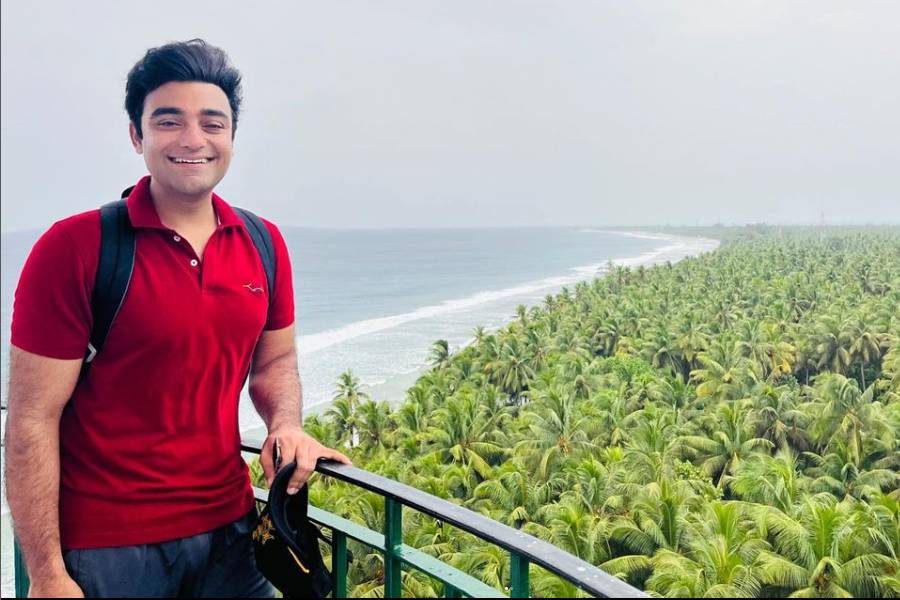 উত্তরাখণ্ডে বাড়ি। সেই বাড়িতে বাবা-মা ছাড়াও থাকতেন হিমাংশুর ভাই-বোনেরা। তবে বাবার সঙ্গে প্রায় দেখাই হত না তাঁর। কাজের খোঁজে নানা জায়গায় ঘুরে বেড়াতেন তিনি। আবার কখনও পর্যটনের মরসুমে বাড়ি ফিরে খুলতেন চায়ের দোকান। হিমাংশু সেই দোকানেই বাবাকে মাঝেমধ্যে সাহায্য করতেন। 