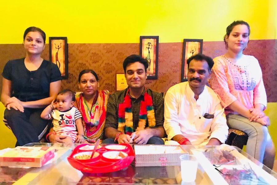 কিন্তু এ সব কাজে পাঁচ জনের সংসার চলত না। তাই একটা সময়ে উত্তরাখণ্ড ছেড়ে উত্তরপ্রদেশের বরেলীতে মামারবাড়িতে তাঁদের নিয়ে চলে আসেন মা। সেখানেই হিমাংশুর বড় হয়ে ওঠা। একটি স্থানীয় সরকারি স্কুলে শুরু হয় তাঁর পড়াশোনা।