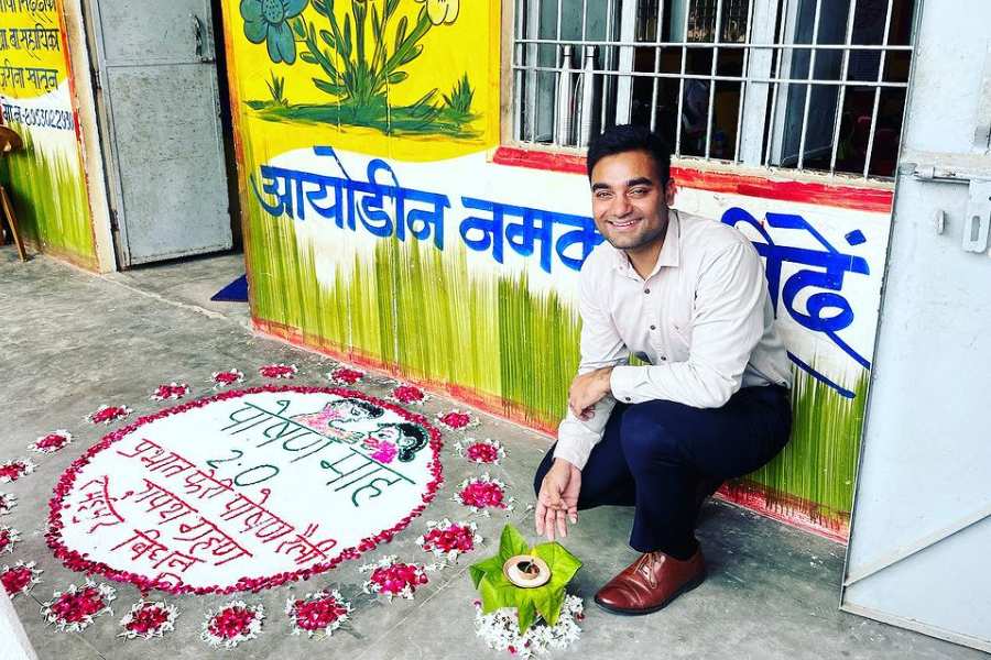 হিমাংশুর বয়স যখন ১১ তখন বরেলীর সিরউলিতে চলে আসেন তাঁরা। বাবা সেখানে একটি মুদিখানার দোকান খোলেন। হিমাংশুকে ভর্তি করানো হয় ইংরেজি মাধ্যম স্কুলে। কিন্তু সেই স্কুল ছিল বাড়ি থেকে ৩৫ কিলোমিটার দূরে। স্কুলের পড়াশোনার জন্য প্রতি দিন ৭০ কিলোমিটার সফর করতে হত কিশোর হিমাংশুকে। 